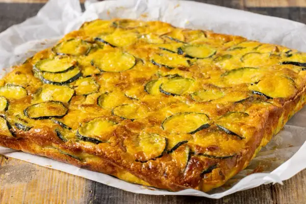 Una gustosa frittata di zucchine, dorata e soffice, pronta per essere gustata.