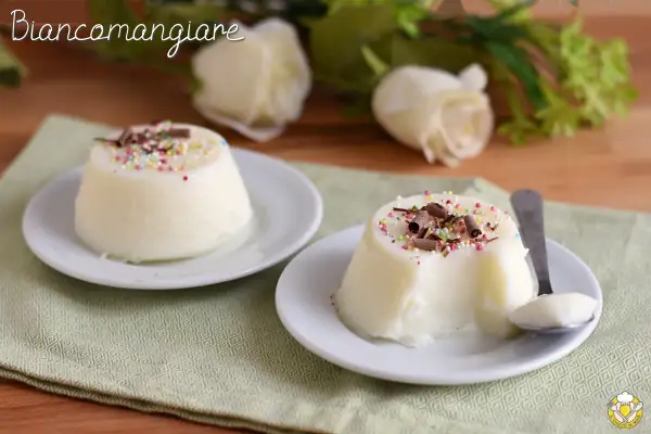 Due biancomangiare decorati con codette colorate e riccioli di cioccolato, pronti per essere gustati.