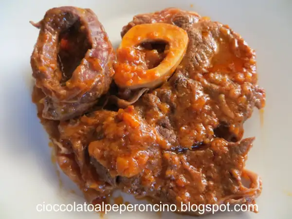 Ossobuco succulento in salsa, un'ottima ossobuco ricetta veloce per un pasto saporito.