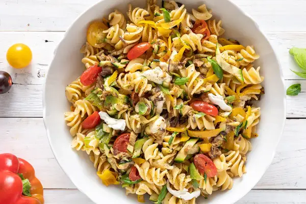 Fusilli con verdure fresche, pomodorini, mozzarella e basilico. Un piatto perfetto per la pasta estiva, leggero e colorato.