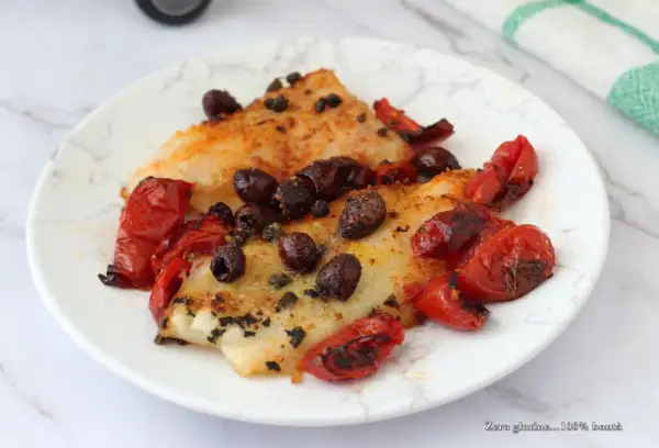 Filetti di merluzzo in friggitrice ad aria con pomodorini e olive nere. Un piatto leggero e saporito, pronto in pochi minuti.